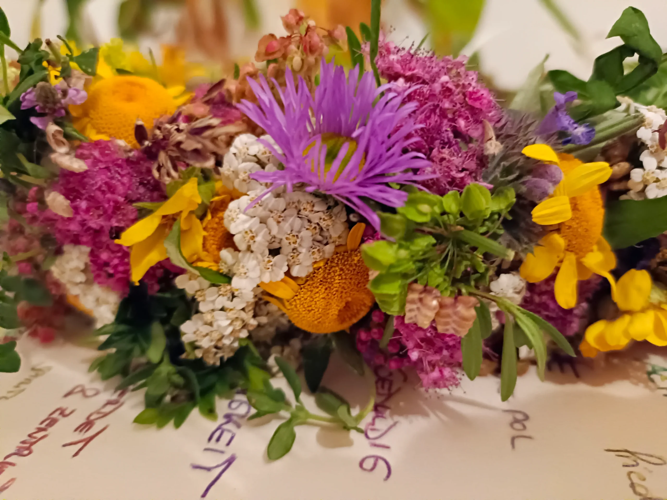 Nahaufnahme eines bunten Blumenkranzes